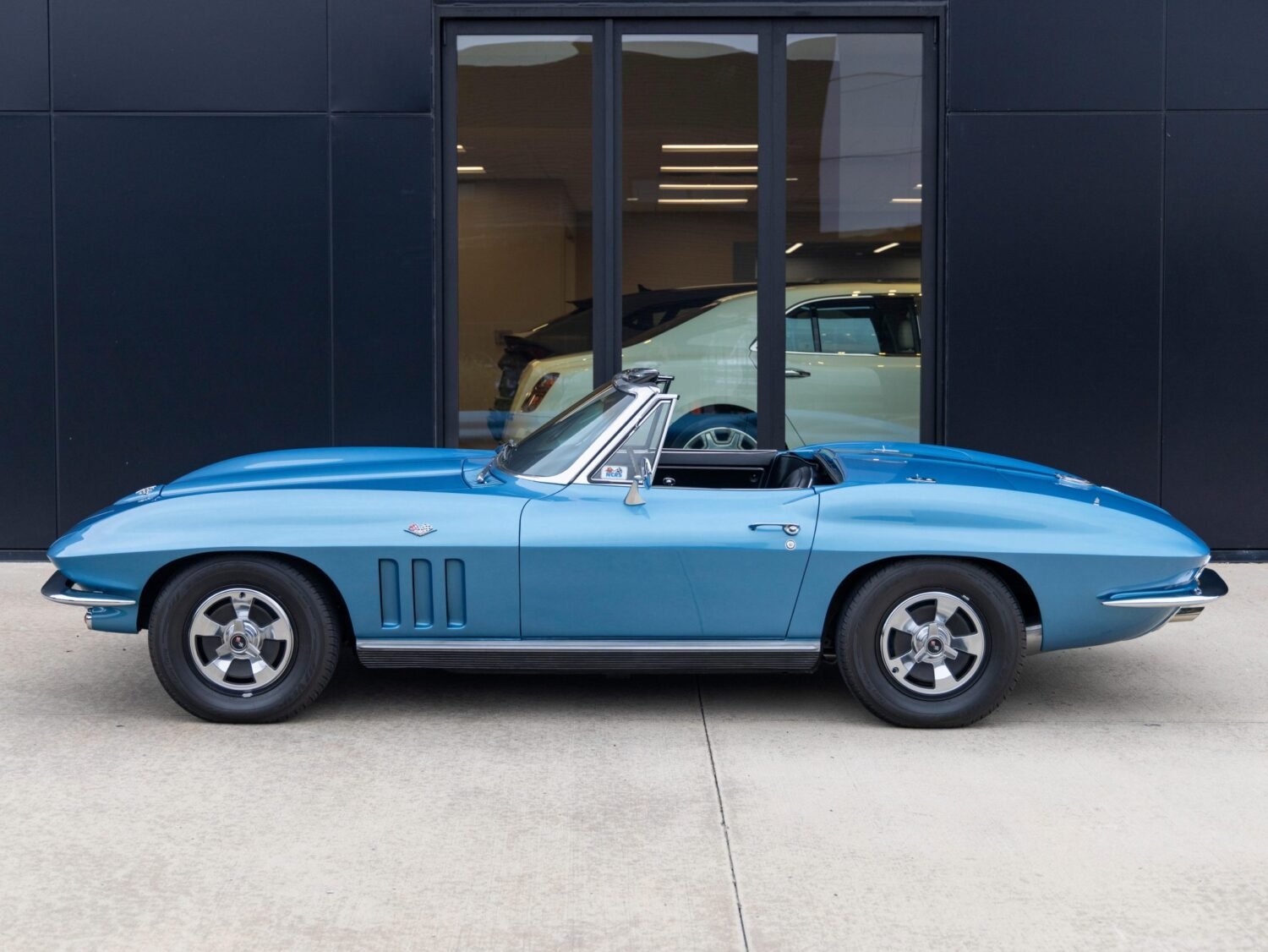 1966_chevrolet_corvette-convertible_U4A9575-57059-scaled